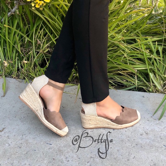 closed toe espadrille sandals - Picture 1 of 7
